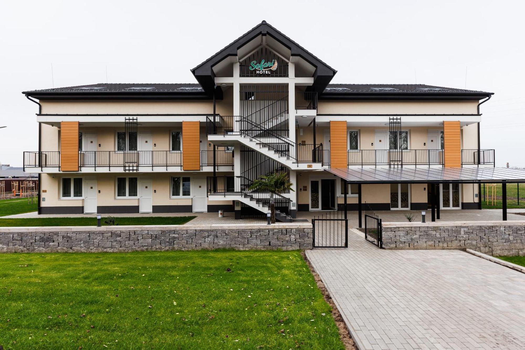 Safari Hotel Сегед Екстериор снимка