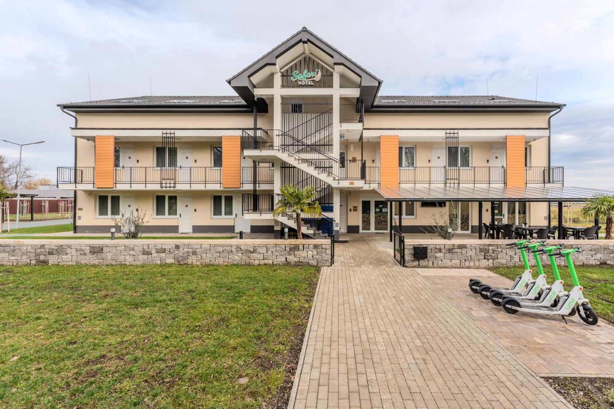 Safari Hotel Сегед Екстериор снимка